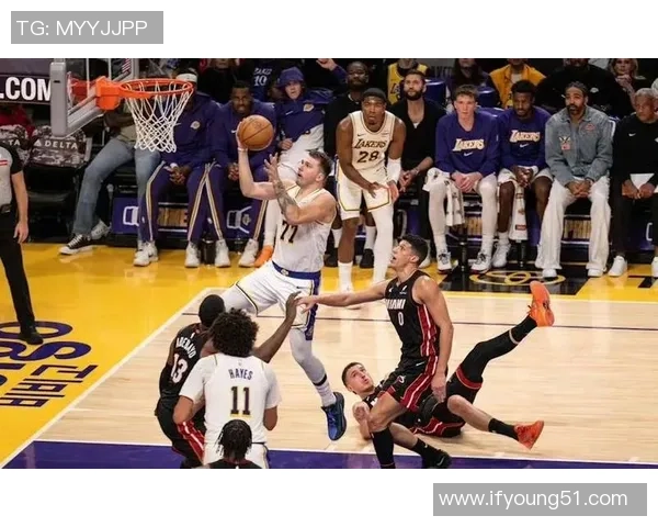 湖人对阵热火精彩直播尽在雨燕平台，篮球迷不容错过的激战时刻